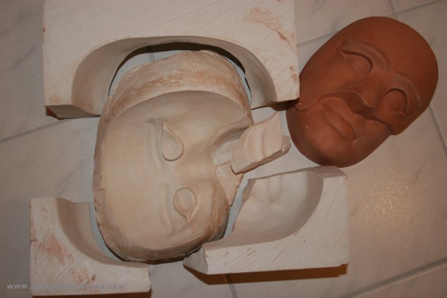 Mehrteilige Gipsform mit dem gegossenen Wandobjekt 'Face with Mask'