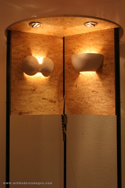 Ausstellungsst&auml;nder mit Wandlampe Sphere