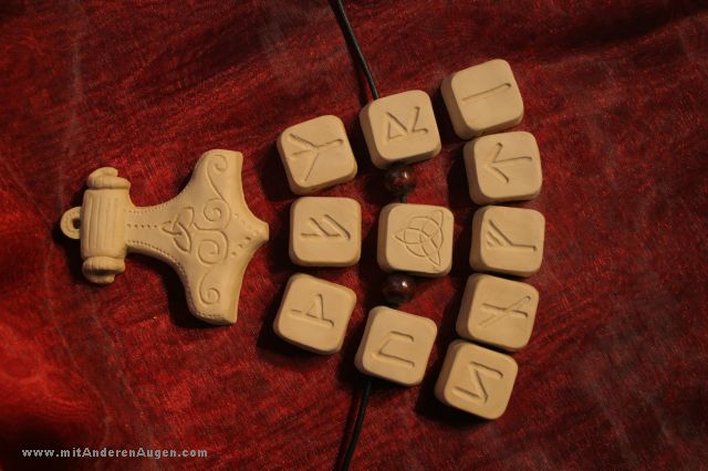 Hammer des Thor mit Runen und Halskette