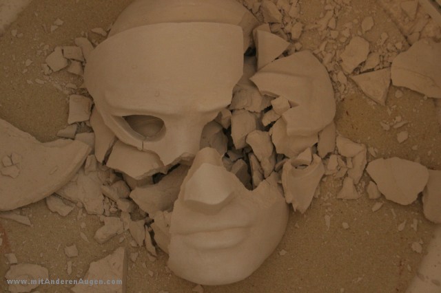 IMG_5366.JPG
Blende f/10.0
ISO 1600
Brennweite 49/1
Blitz 16
Model Canon EOS 20D
2006:02:12 14:47:43
Clay - Kunst aus Ton
Zerbrochene Maske - Auf Anfrage auch als Poster erh�ltlich

(C) Oliver.Schweikart@mitAnderenAugen.com