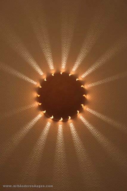 IMG_8899.JPG
Blende f/5.0
ISO 100
Brennweite 42/1
Blitz 16
Model Canon EOS 20D
2006:11:25 01:26:50
Clay - Kunst aus Ton
Lampe: Solar FireWand oder Deckenlampe aus gegossenem Ton mit indirekter strahlenf�rmiger Beleuchtung in alle Richtungen bis zu angrenzenden W�nden bzw. der Decke f�r sehr weiches, stimmungsvolles LichtDurchmesser ca. 28 cm

(C) Oliver.Schweikart@mitAnderenAugen.com