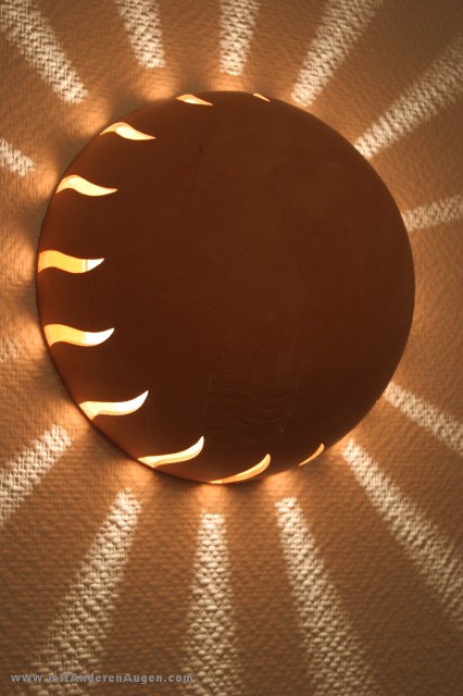 IMG_8900.JPG
Blende f/5.0
ISO 100
Brennweite 40/1
Blitz 16
Model Canon EOS 20D
2006:11:25 01:27:18
Clay - Kunst aus Ton
Lampe: Solar FireWand oder Deckenlampe aus gegossenem Ton mit indirekter strahlenf�rmiger Beleuchtung in alle Richtungen bis zu angrenzenden W�nden bzw. der Decke f�r sehr weiches, stimmungsvolles LichtDurchmesser ca. 28 cm

(C) Oliver.Schweikart@mitAnderenAugen.com